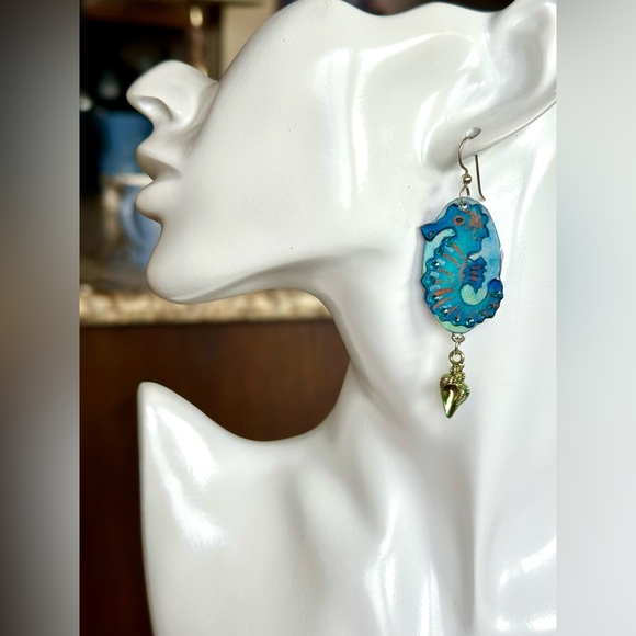 Handpainted seahorse earrings metal conch shell charm lightweight sterling wires - Picture 4 of 7